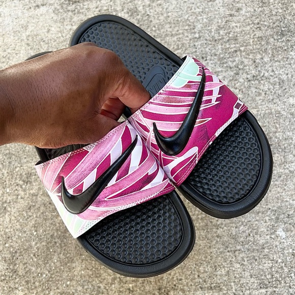 WMNS NIKE BENASSI SWOOSH JDI PRINT SLIDE PINK WHITE BLACKFLOWER FEATHER - Picture 2 of 5